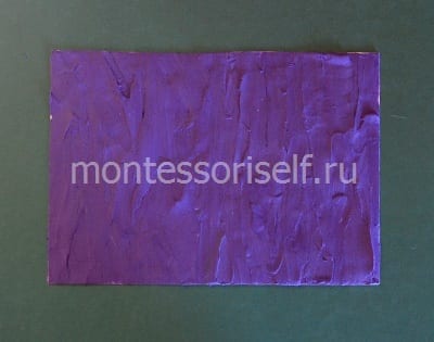 Покрываем картон фиолетовым пластилином