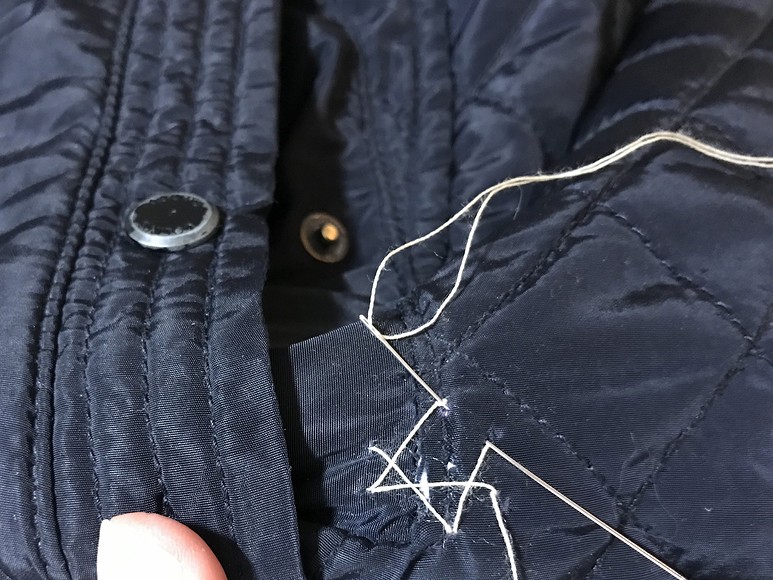 Как зашить дырку на куртке: 6 практичных способов